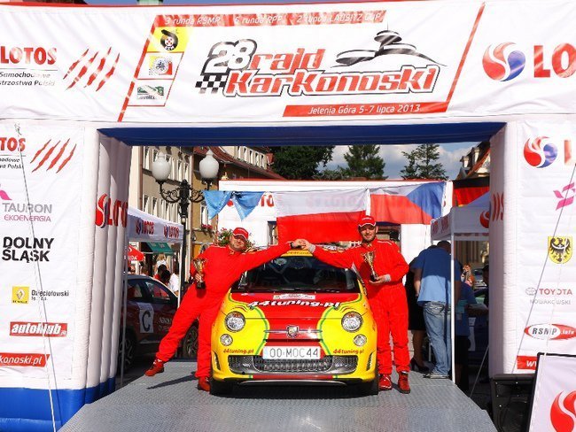 Robert Halicki i Tomasz Tkacz na podium - 1 miejsce w klasie Rajd Karkonoski