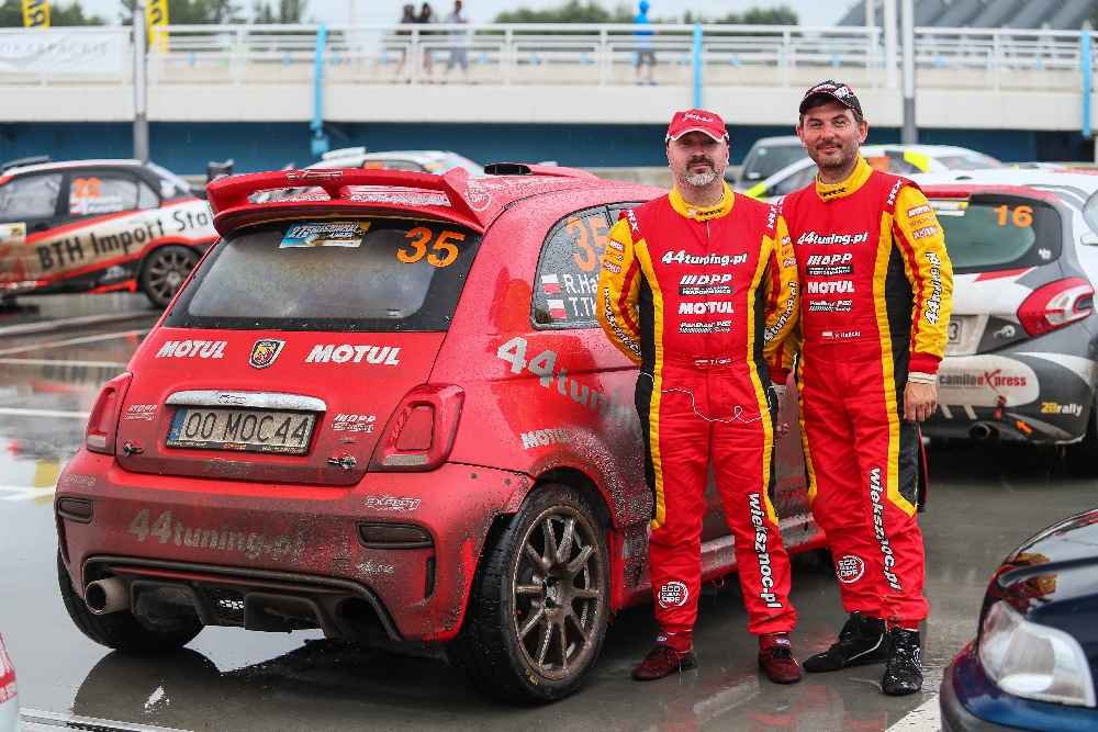 Od prawej - Robert Halicki (kierowca) i Tomasz Tkacz (pilot) oraz Abarth 500 Superstreet Maxi naszego zespołu 44tuning Rally Team 