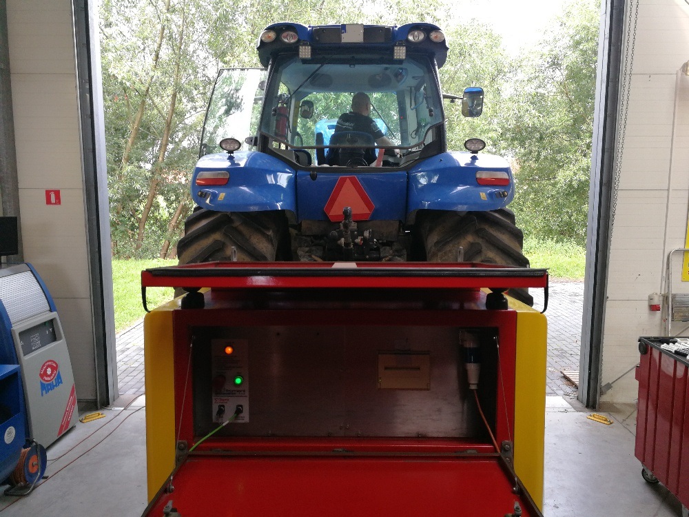 Ciągnik rolniczy New Holland T8 podczas pomiarów po wykonaniu pakietów 