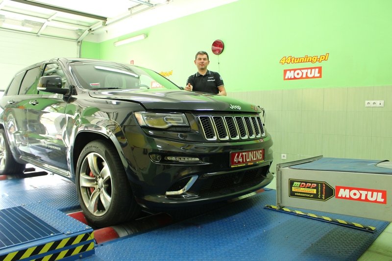 Jeep Grand Cherokee SRT 6.4 Hemi podczas ekspertyzy technicznej przyczyn uszkodzenia silnika