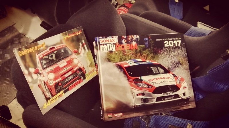 Album WRC Rally Zoom 2017 wraz z pocztówką zespołu