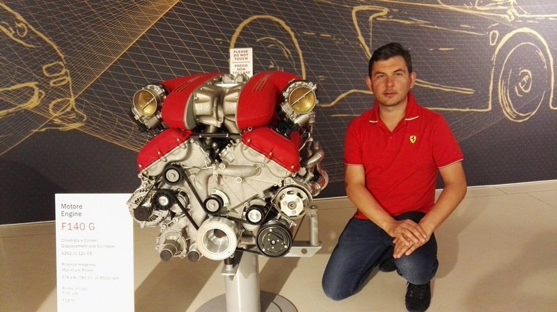 Robert podczas wizyty w Ferrari w Maranello