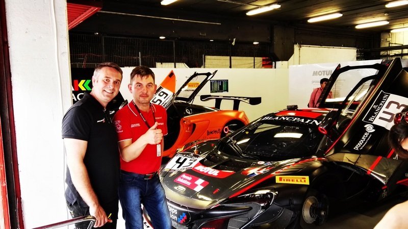 Robert Halicki (z prawej w czerwonej koszulce) podczas wizyty w Barcelonie na Motul VIP Tour m.in w zespole McLarena