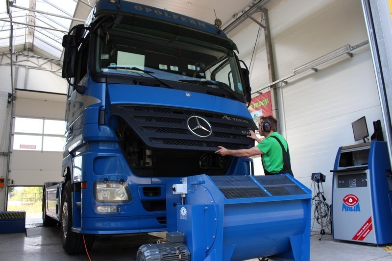 Stanowisko do pomiarów parametrów silników w samochodach ciężarowych wyposażone jest m.in w nadmuch powietrza oraz odciąg spalin